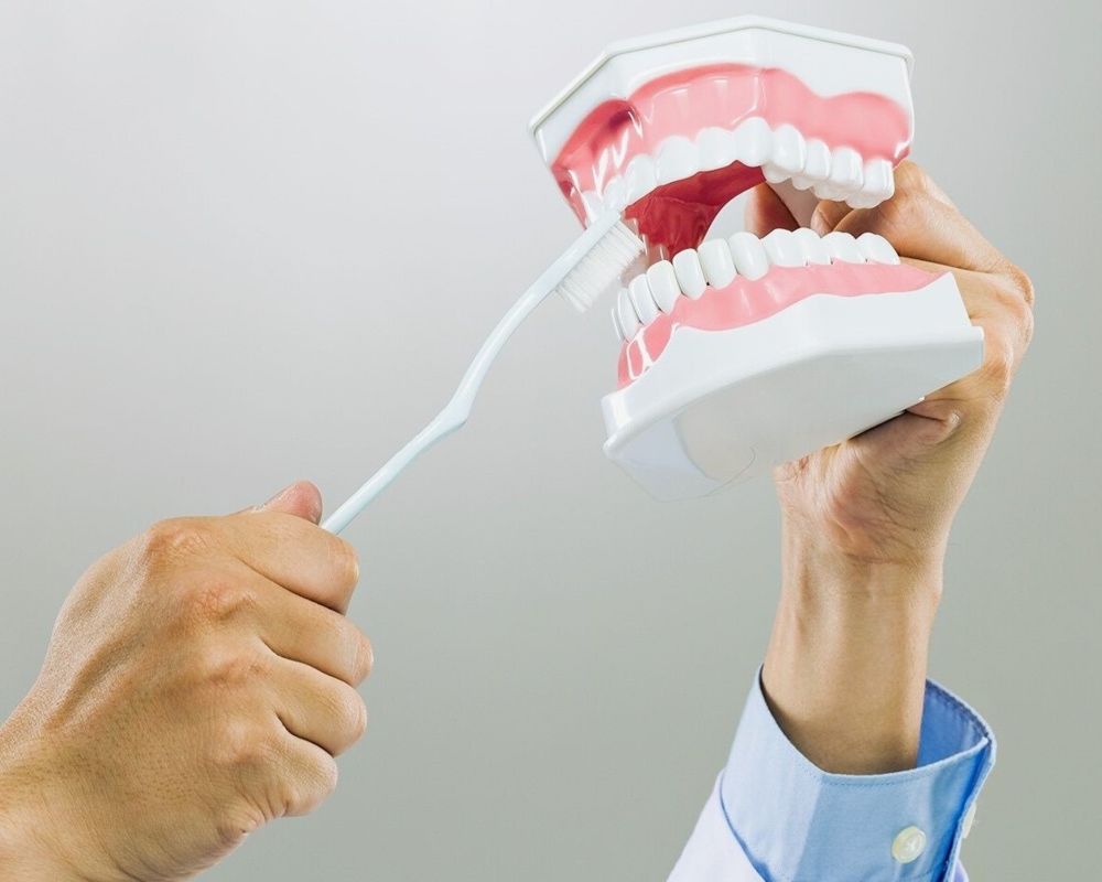 איך מנקים שיניים תותבות